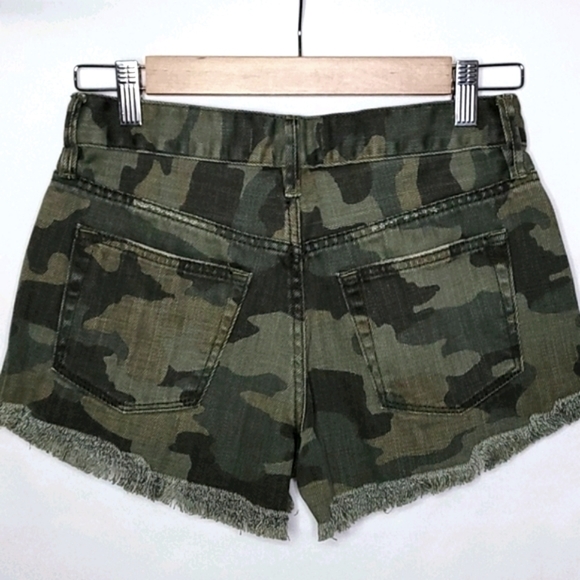 💰NWOT! WE THE FREE ▪︎ ARMY GREEN CAMOUFLAGE JEAN SHORTS ▪︎ SIZE 0 - Picture 5 of 12